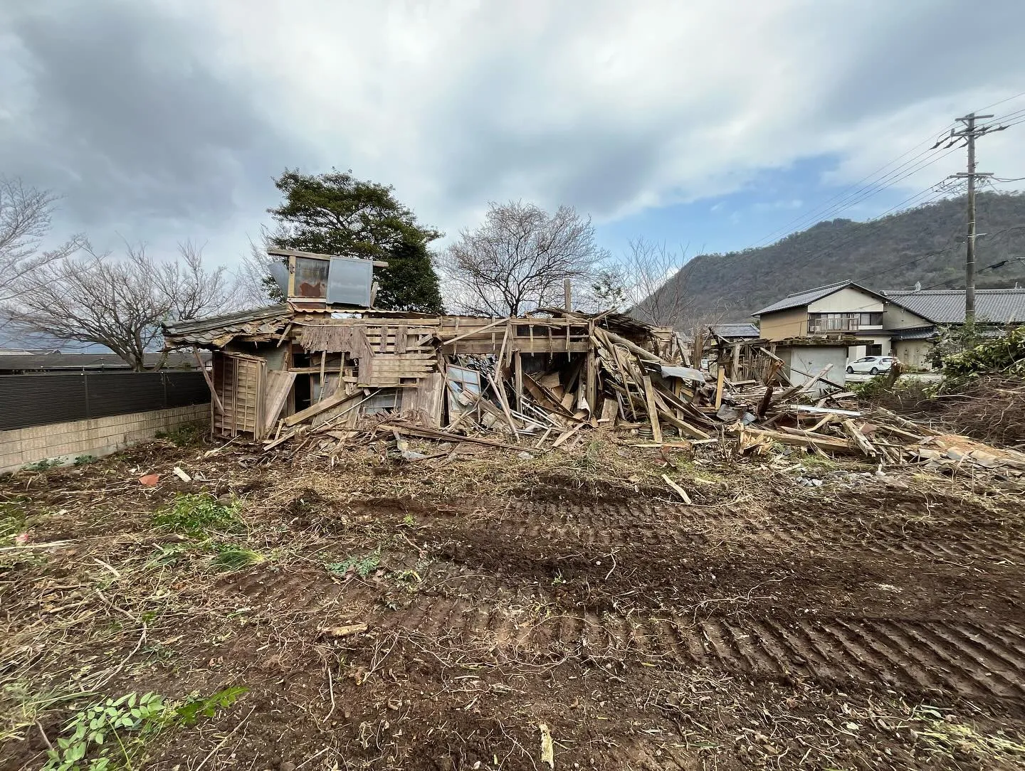 自然崩壊した木造建築です。