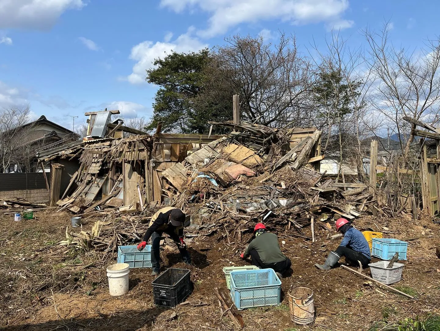 自然崩壊した木造建築です。