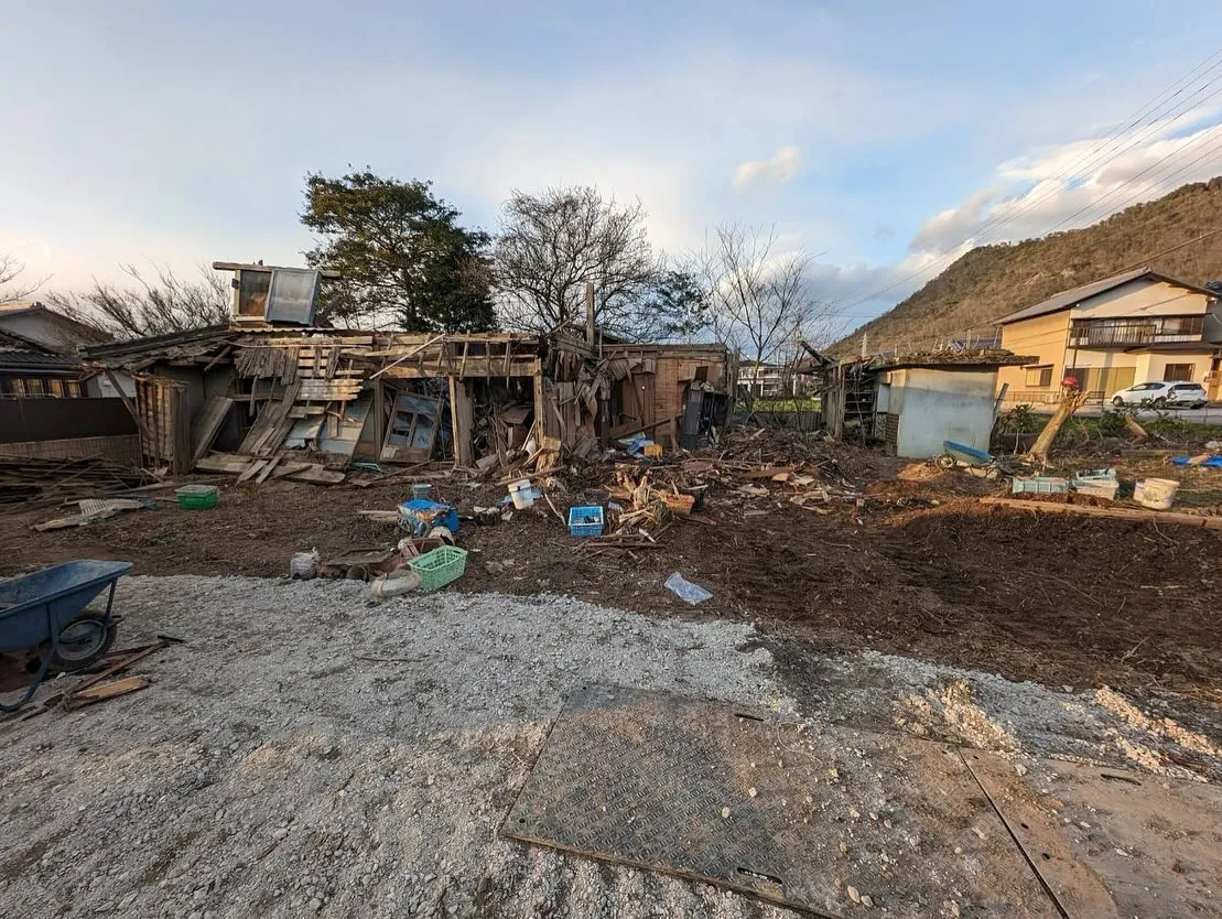 自然崩壊した木造建築です。