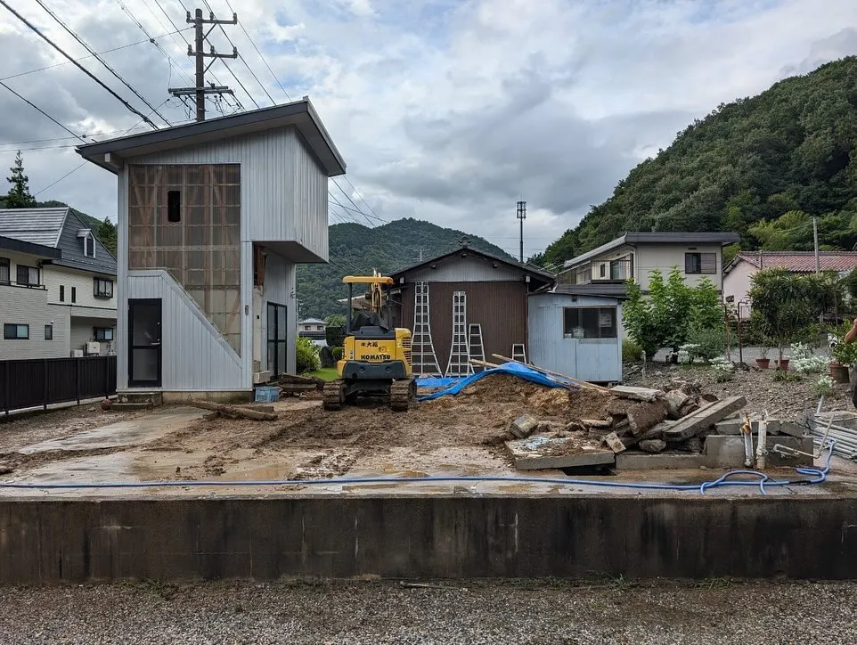 やっと台風🌀が終わり、耐震補強金具が使って有る2階建てを解体...