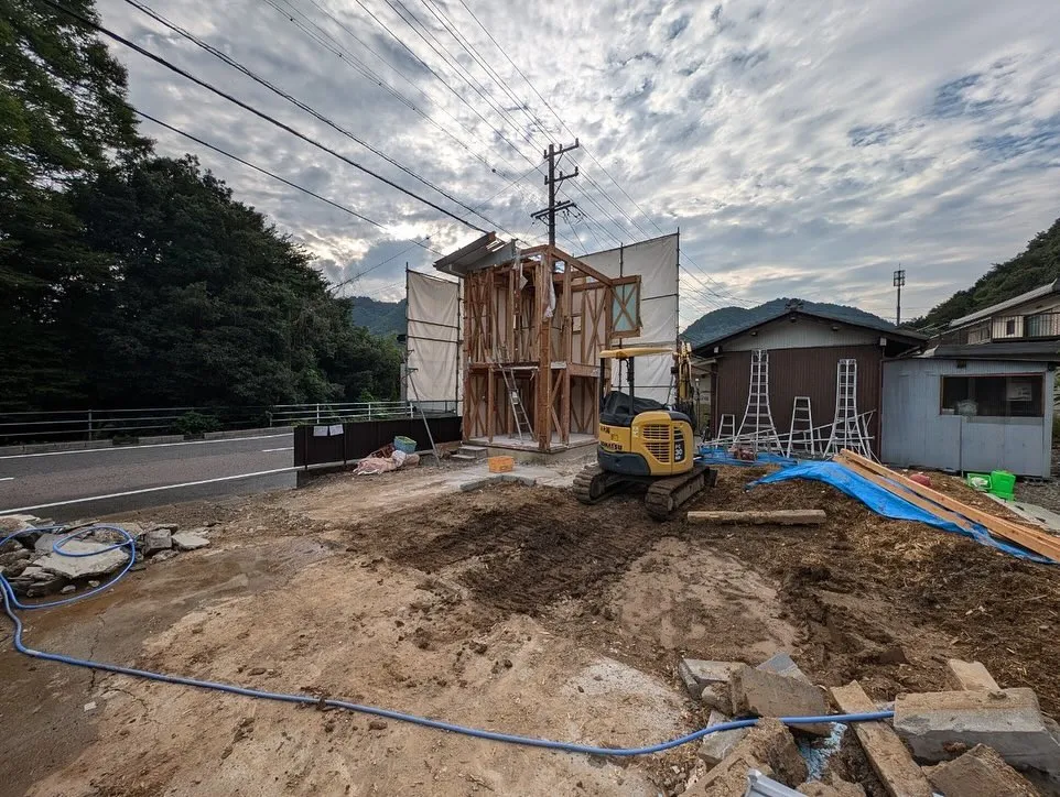 やっと台風🌀が終わり、耐震補強金具が使って有る2階建てを解体...